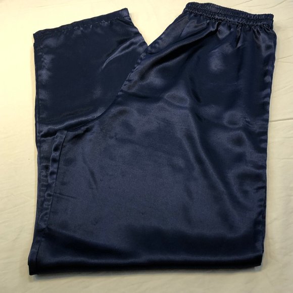 "Satin” Like" Floral Button down Sleepware GUC. Victoria's Secret - Picture 8 of 10